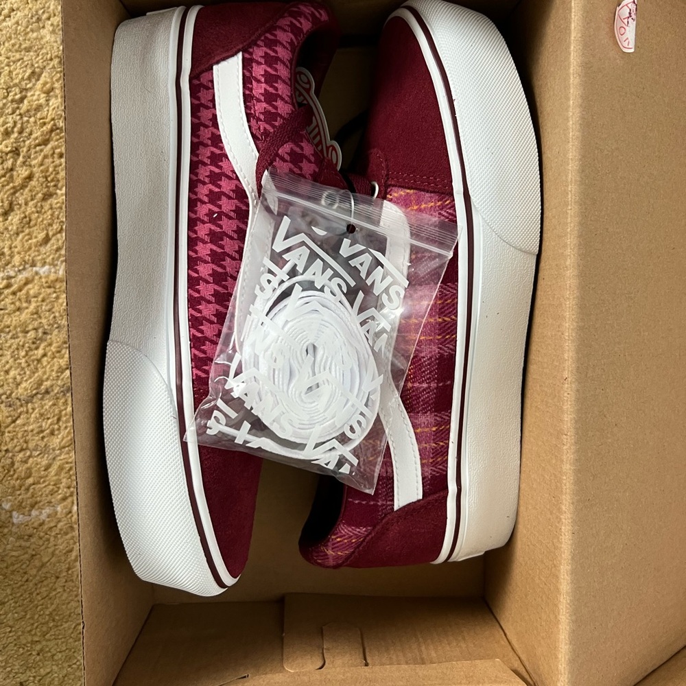 Vans Women's Sneakers - Burgundy and White